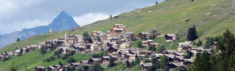 Retour à Saint-Véran par le chemin en fond de vallon. Au loin le pic de Rochebrune