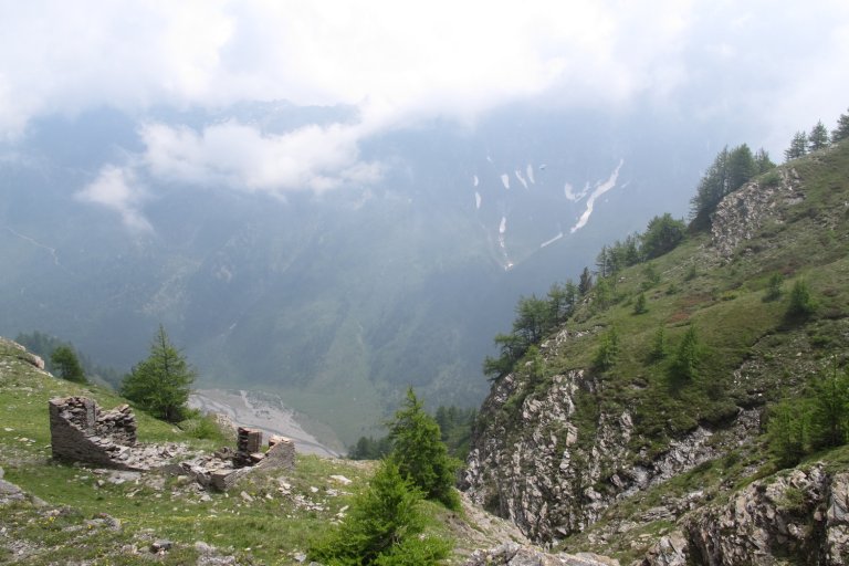 Vers le col Lacroix (2 299 m) entre Ristolas (Queyras) et le Val Pellice en Italie. La montagne a été plus forte que le chalet.