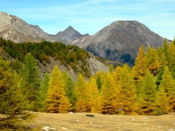 Der Pass Ourdeis in Arvieux im Queyras (Hautes-Alpes) von der Berghütte Fontouse gesehen. Auf der rechten Seite : Clot la Cime. In der Mulde des Passes liegt der Briançonnais.