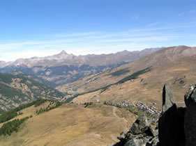 Der Blick seit dem Pic de Cascavelier in Saint-Véran. In der Ferne Mont Viso.