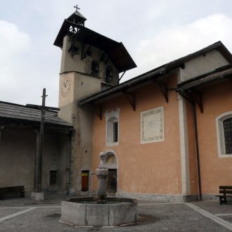 Au centre du village, église St Sébastien