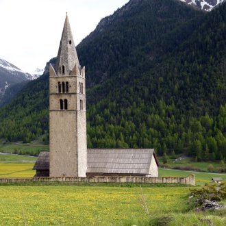 Dans la prairie l’église Ste Cécile veille sur le village