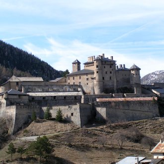 Fort-Queyras, sentinelle des Hautes Alpes, surveille la haute vallée du Guil vers Abriès et Ristolas.