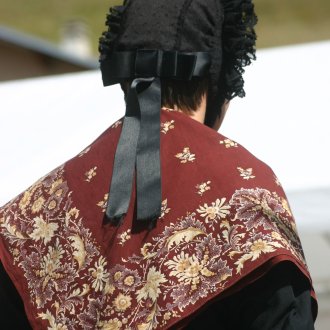 Costume traditionnel du Queyras - Châle et bonnet