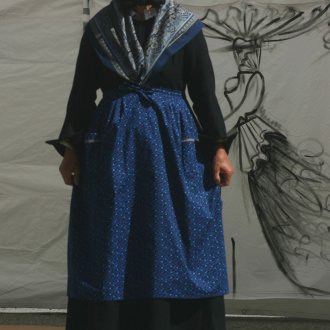 Costume traditionnel du Queyras - Femme avec gounelle, tablier, châle et bonnet