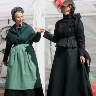 Costume traditionnel du Queyras avec gounelle, tablier, châle et bonnet et costume plus moderne