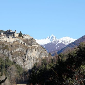 Fort-Queyras, au loin le Bric Bouchet (Hautes Alpes)