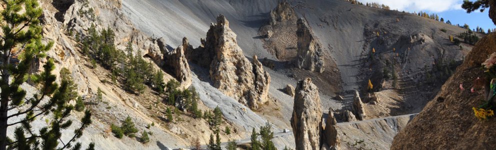 Casse-Déserte sous le col d'Izoard à Arvieux (Queyras), un site géologique remarquable des Hautes Alpes, univers minéral fait d'éboulis et de pointes rocheuses