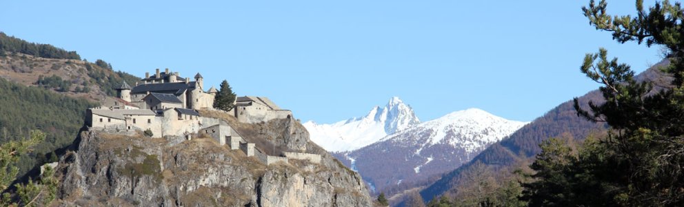 Fort-Queyras, au loin le Bric Bouchet (Hautes Alpes)