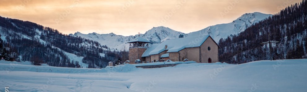 Molines, l'église et son clocher en bois 