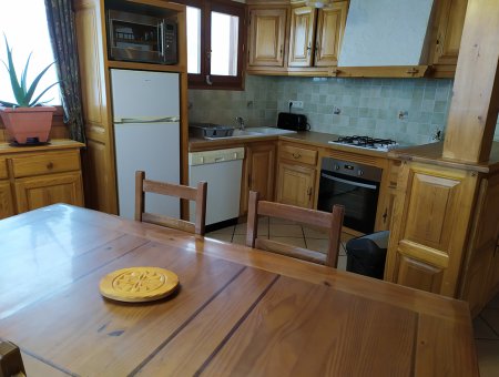 La salle à manger avec cuisine ouverte toute équipée