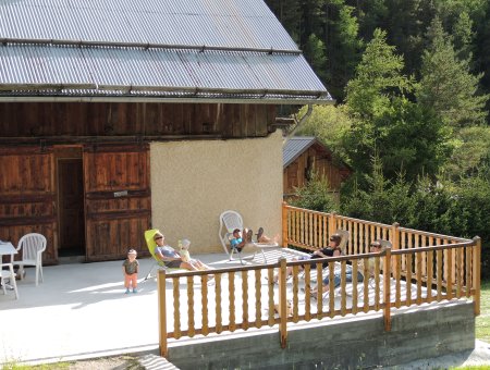 terrasse avec chaises longues