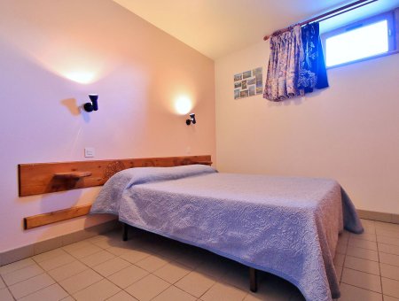 Chambre avec lit double de la Pointe du Jour, appartement 8838 pour 3 personnes