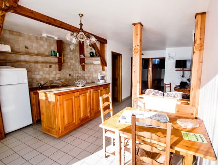 La salle à manger et coin cuisine de la Pointe du Jour, appartement 8838 pour 3 personnes