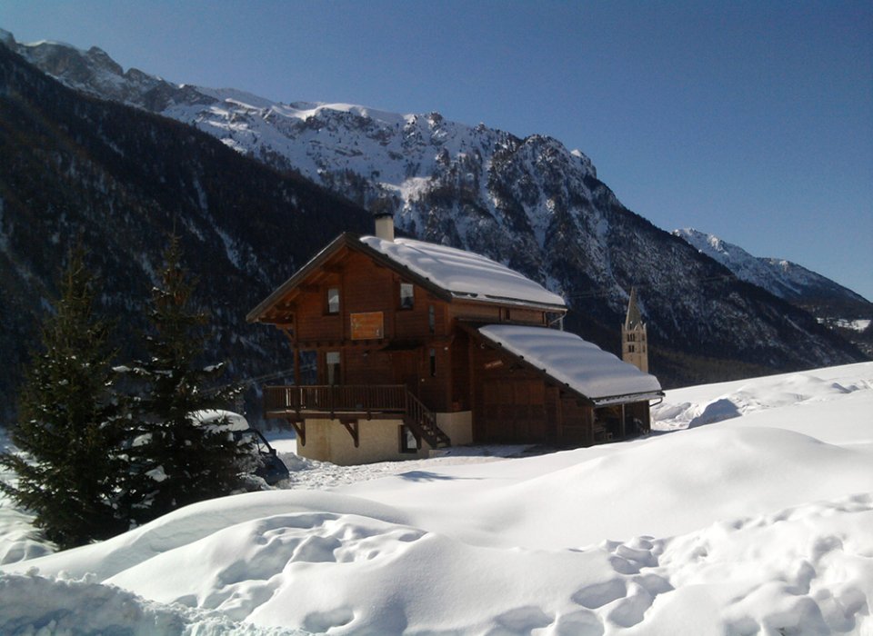 Le chalet en hiver à proximité des pistes de ski nordique