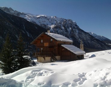 Le chalet en hiver à proximité des pistes de ski nordique