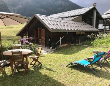 jardin et gite avec la vue du jardin  sur la montagne