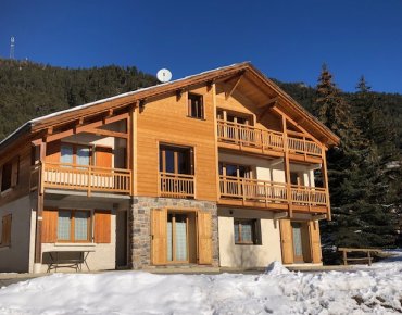 Façade chalet Lou Queyrellet l'hiver