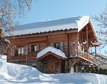 Chalet sous la neige