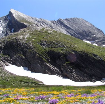 La crête de la Taillante à Ristolas. Cette montagne est décrite comme étant un mille-feuilles de marbre clair