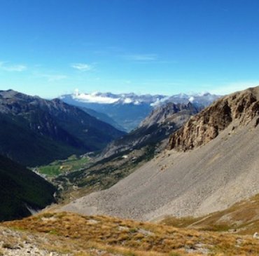 La vue au col des Estronques entre Ceillac et Saint-Véran. Dans le bas la vallée de Ceillac.