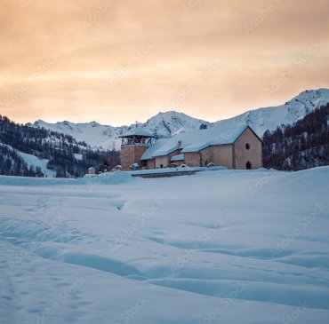 Molines, l'église et son clocher en bois 