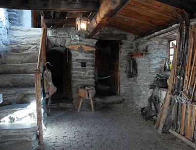 La cour avec son sol fait de rondins de mélèze juxtaposés qui isolent remarquablement du froid.