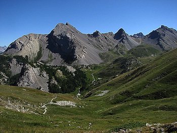 L'Echaillon (Arvieux) vu depuis le col des Ayes. En face la montagne de Jamberoute.