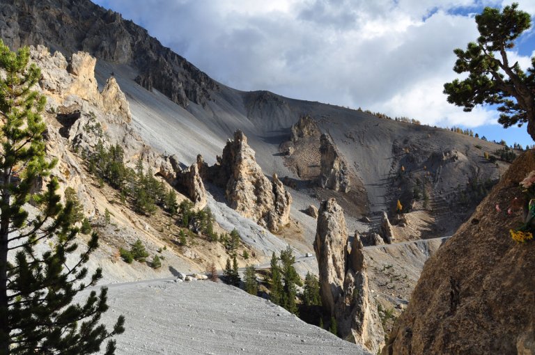 Casse Déserte, site géologique majeur : des demoiselles décoiffées dans une casse (Arvieux)
