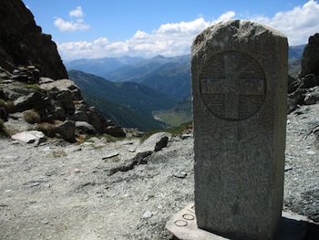 Borne frontière du col du Bouchet à Abriès (Hautes-Alpes) avec la croix de Savoie