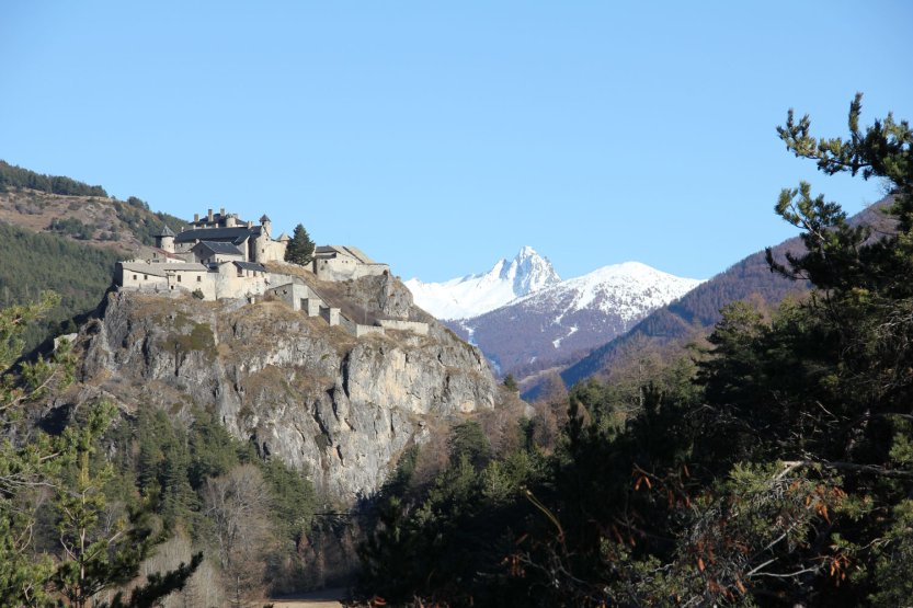 Fort Queyras, sentinelle du Guil. Au loin le Bric Bouchet.